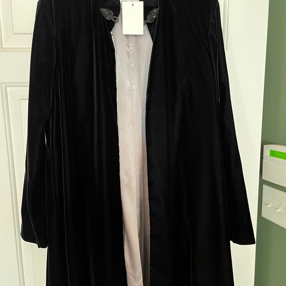 Black velvet sleeved cape style out wear - Picture 5 of 5